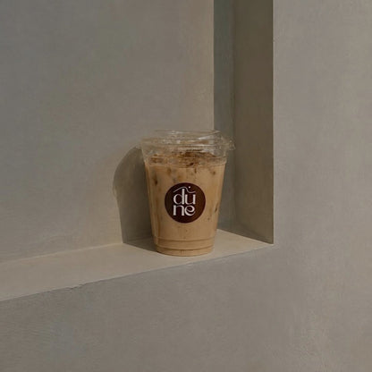 Un latte glacé Dune posé dans la niche du café